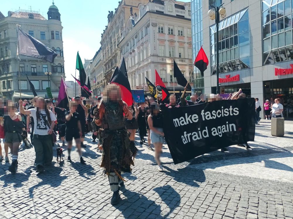 pochod s bannerem 'make fascists afraid again' a plejádou anarchistických vlajek na Václavském náměstí v Praze