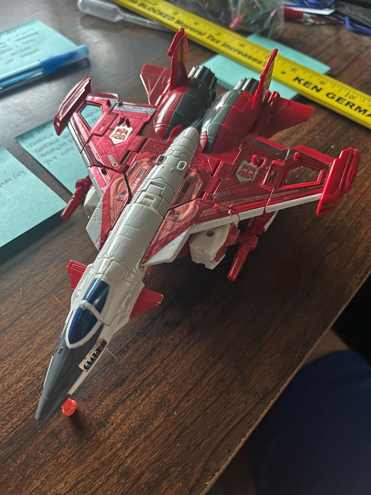 POTP Elita in jet mode, which looks nice and the guns compliment it better than bot mode