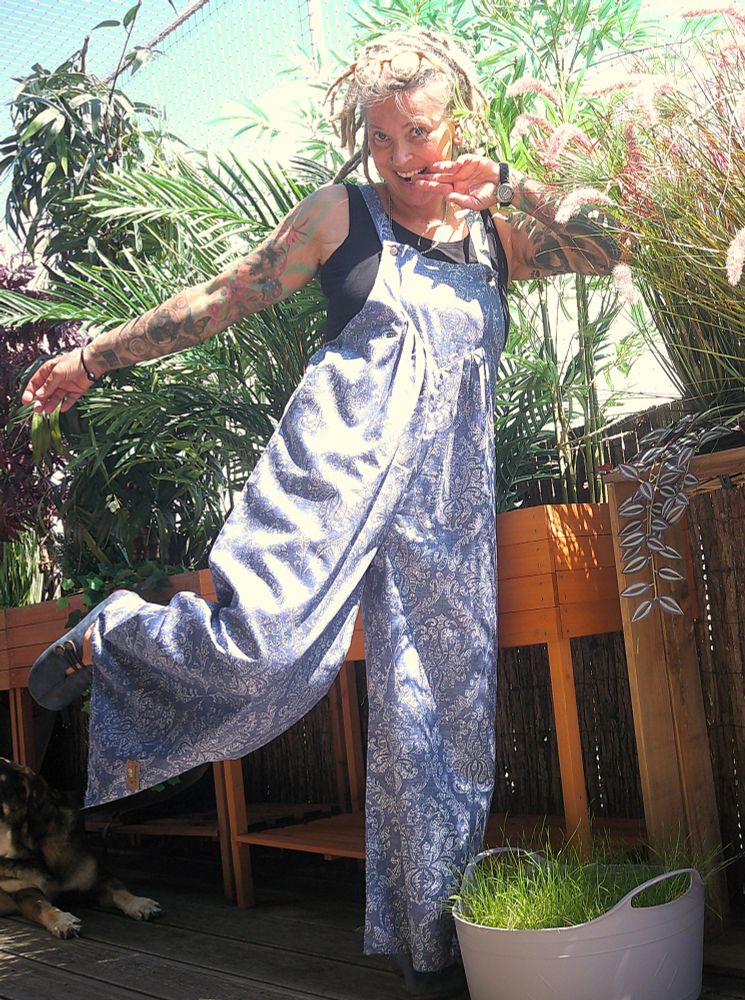 € 75.-
Latzhose Overall mit breiten Beinschnitt, 2 seitliche Einschubtaschen. Vorne und hinten am Latz mit Kellerfalten. Träger mit Metall Jeansknöpfe. Saum der Hose geendelt!
Größe 44/46
SM: Tiantai Peakmade