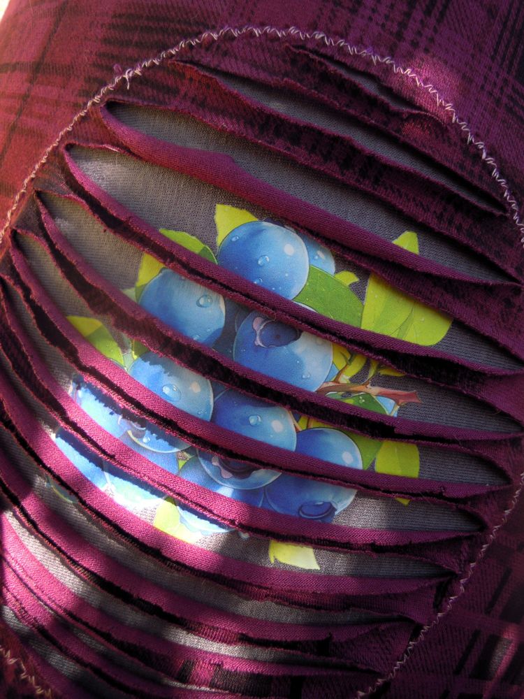 Hippie Goa Elfen  Ethno Shirt mit Fransen und Negativapplikation. Arm und Halsausschnitt sind eingefasst Bündhcensaum mit Fransen. Rundhalsausschnitt. Luftig leichter Viskosejersey
Größe L/XL (in Größe M kann es als Tunikakleidchen getragen werden)