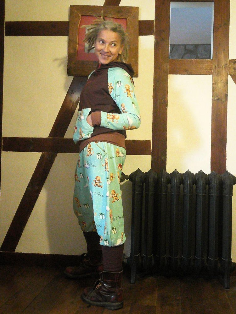 SET € 120.-
Hose € 60.-
Kapuzenjacke € 80.-

Unisex Haremshose aus kuscheligem French Terry mit Weihnachtsmotiv im Reiterhosenlook mit engen Wadenbündchen. Seitliche Einschubtaschen. Dehnbares Bündchen, Hüfthose!
Größe: Einheitsgröße L/XXL (Bündchen einfach und ungedehnt gemessen 47cm)

Unisex Kapuzenjacke Raglanschnitt, mit großer Kapuze. 2 aufgesetze Taschen vorne mit Zipp
Größe L/XXL

#weihnachten #handmadewithlove #handmade #handarbeit #selbstgemacht #unisex #einzelstück #weihnachtsset #kapuzenjacke #pluderhose #pumphose #lebkuchenmann #letitsnow #lebkuchen #tierschutz #tierliebe #spende#spendenaktion 