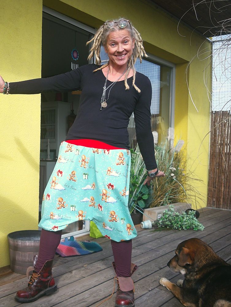 € 60.-
Unisex Haremshose aus kuscheligem French Terry  mit Weihnachtsmoriv im Reiterhosenlook mit engen Wadenbündchen. Seitliche Einschubtaschen. Dehnbares Bündchen
Größe: XL/XXL