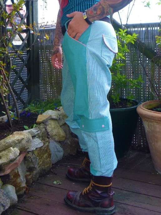 SALE
€ 45.- (statt € 55.-)
Unisex Cargo Hüft Hose aus leichter Baumwolle. Türkis uni/gestreift. mit 2 Einschubtaschen vorne. Aufgesetzte seitliche Tasche und Gesäßtaschen mit Paspeleinsätzen und Druckknöpfen. mit Knopflochleiste zum verschließen. Gürtelschlaufen.
Maße: 99cm Lang (ab Hüftknochen!) 49cm Bund (einfach gemessen), 60cm Poumfang ( einfach gemessen)
50% des Kaufpreises wird an den Tierschutz gespendet!
#cargohose #hose #punkstyle #handamdewithlove #Handarbeit #tierschutzverein #tierschutz #tierliebe #spendenaktion #spenden #spendenaufruf #einzelstück #unikat #unisexfashion #unisex