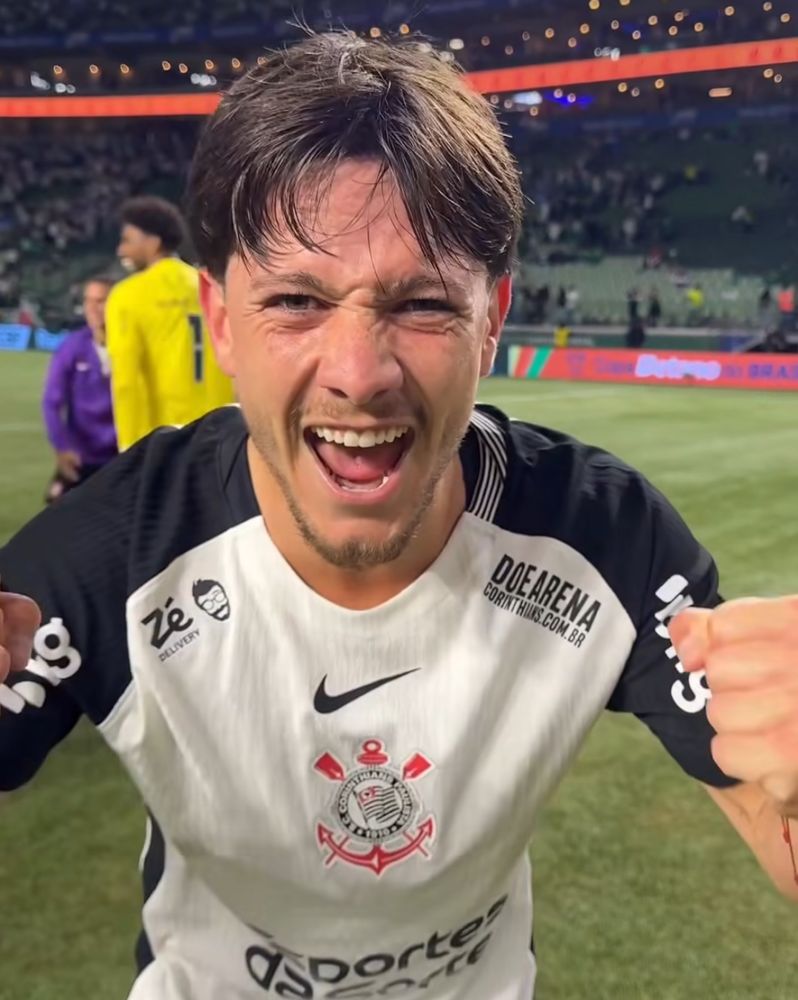 Rodrigo Garro, jogador do Corinthians, de uniforme, comemorando