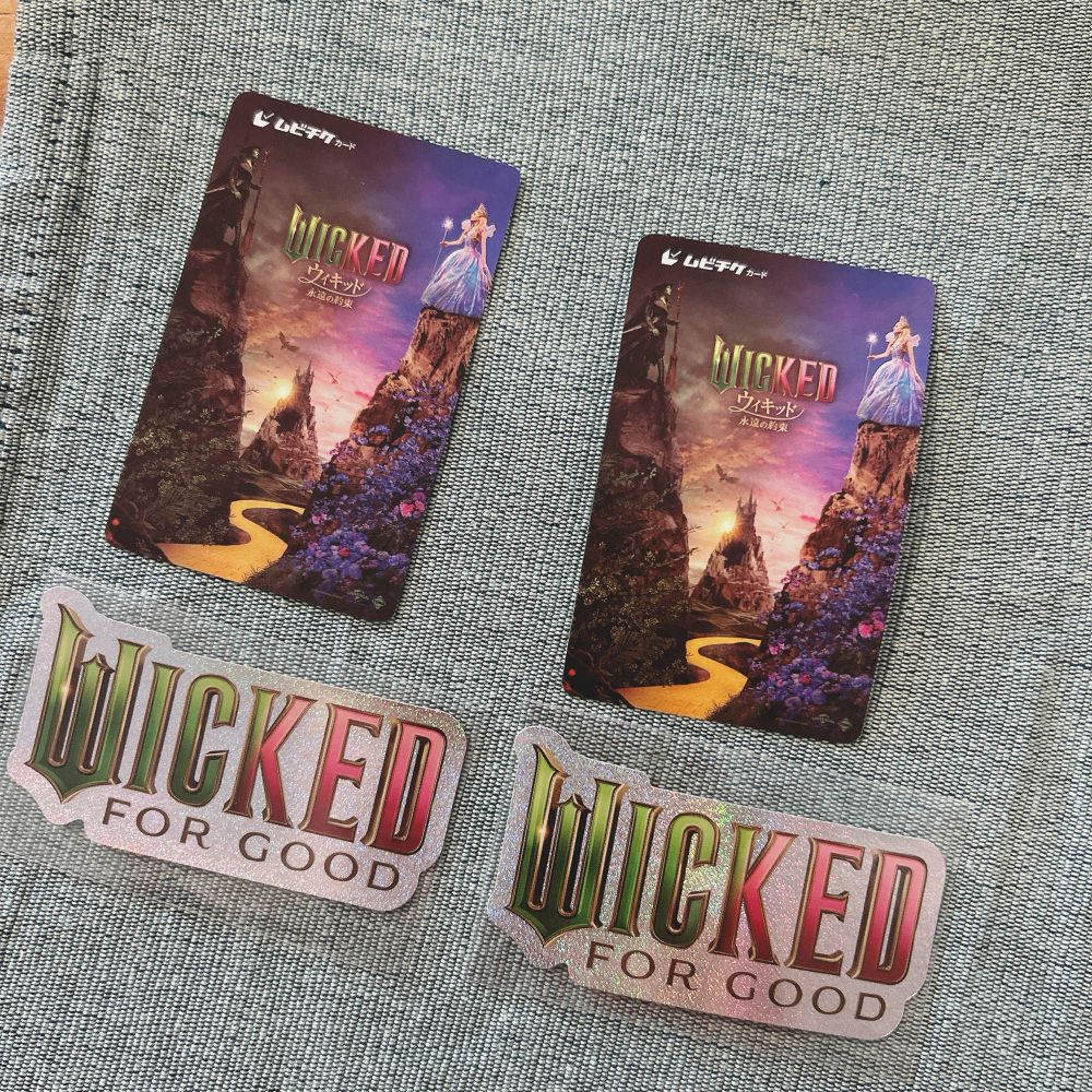 映画「ウィキッド 永遠の約束」のムビチケ二枚とウィキッドのロゴステッカー二枚