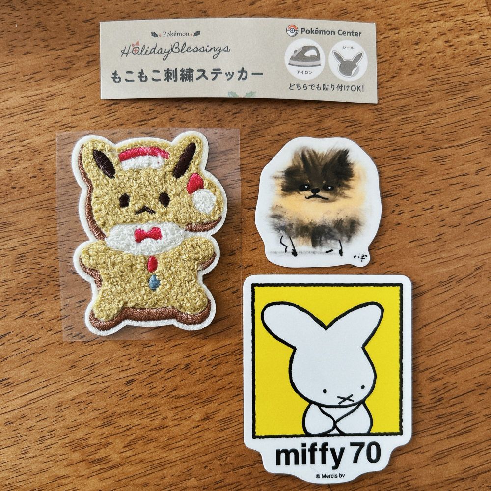 ジンジャーブレッドマン風イーブイのもこもこ刺繍ステッカー、ミッフィーのステッカー、毛玉のような犬のステッカー