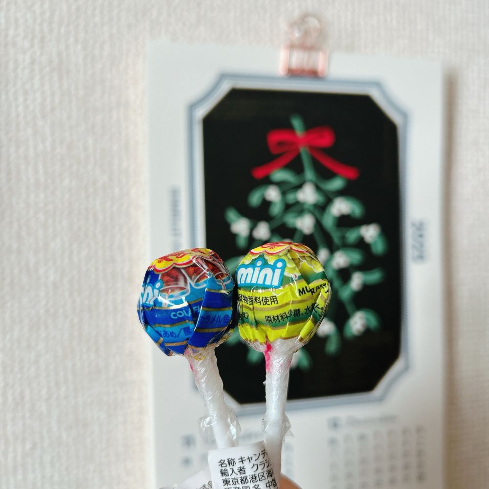 チュッパチャプスminiがふたつ。コーラとマスカット味。