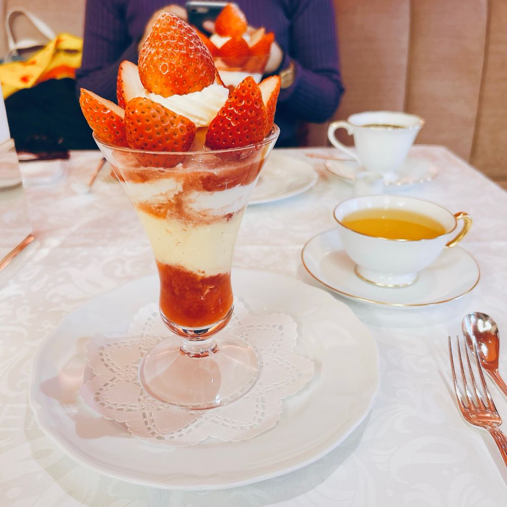 ストロベリーパフェとカモミールティー