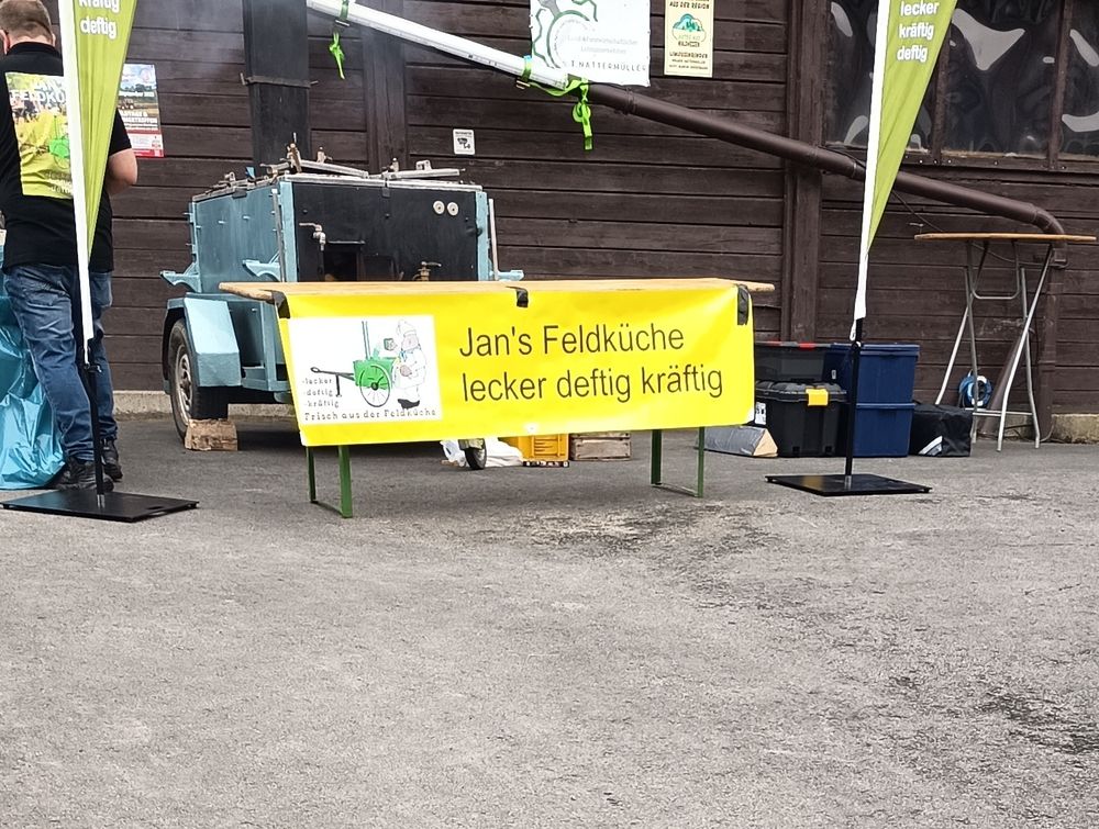 Foto von dem Banner von Jans Feldküche. Es trägt den Untertitel "lecker, deftig, kräftig"