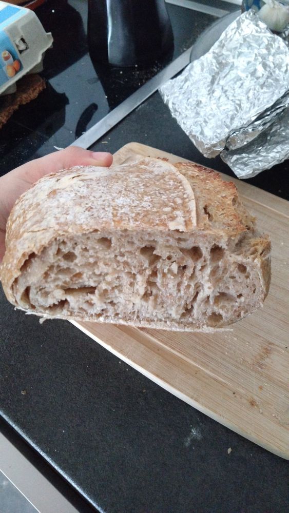 Foto do pao cozido de lado, vendo o interior