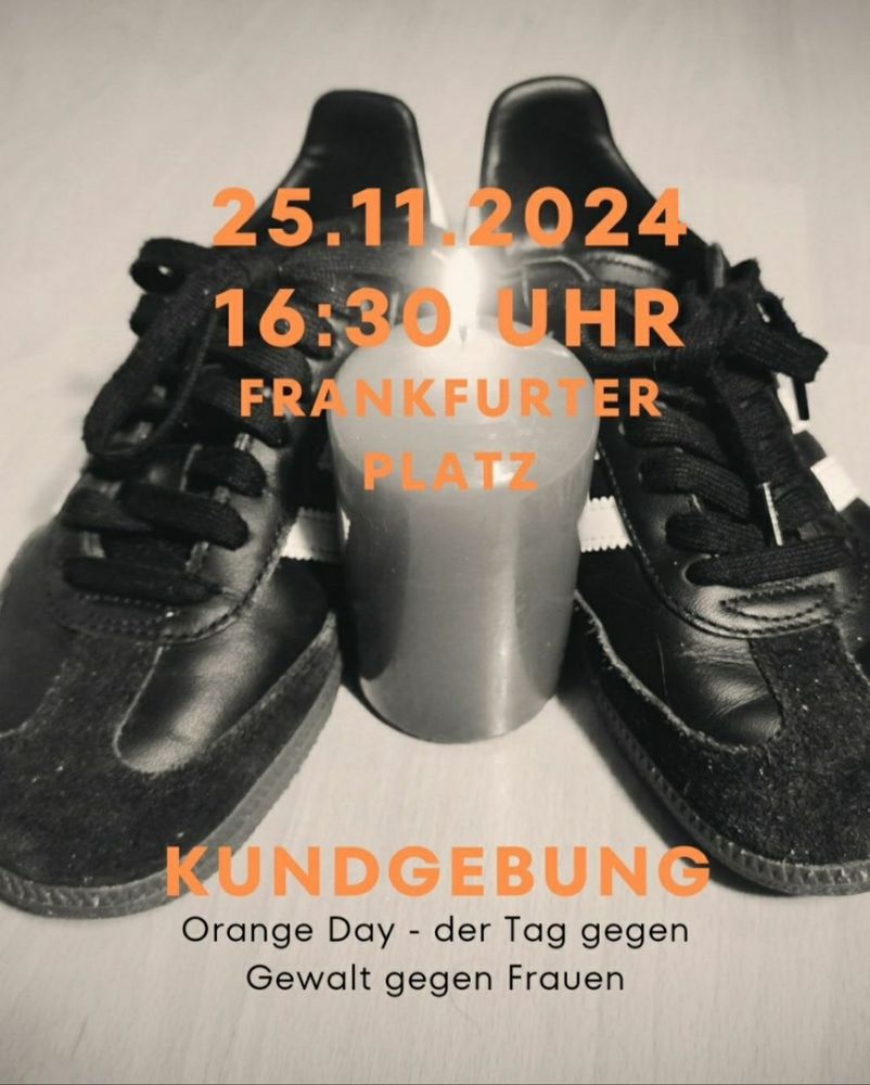 Das Foto zeigt den Aufruf zur Kundgebung. Das Motiv stellt ein paar Schuhe und eine angezündete Kerze dar 
