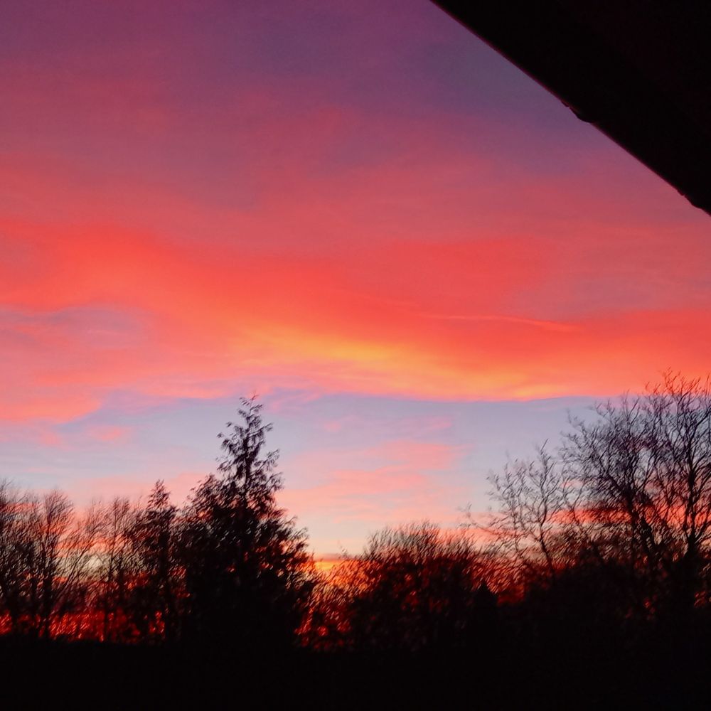 Gegenlicht.
Der Himmel zeigt heftige Orangetöne.