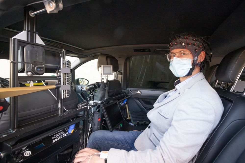 Ein Auto-Cockpit ist mit vielfältiger Technik ausgestattet. Ein Fahrer wird damit auf dem Autositz analysiert.