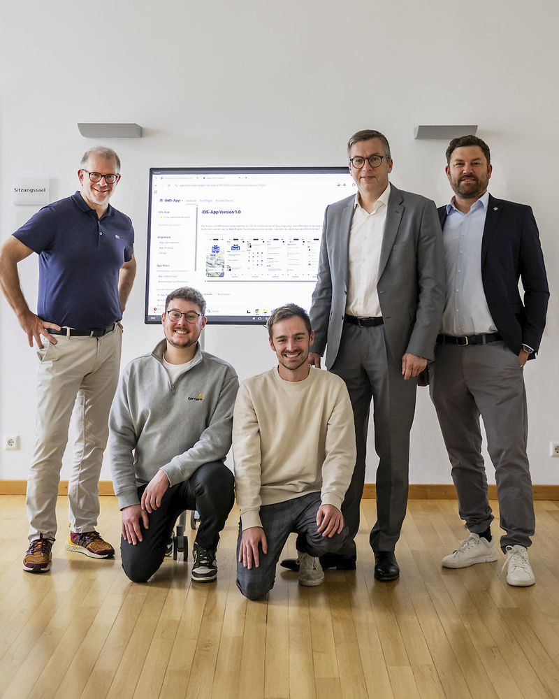 Die Initiatoren und Entwickler der UdS-App (v.l.n.r.): Professor Christian Wagner (CDO), Marvin Backes, Frederik Hirtz, Universitätspräsident Ludger Santen und Robert Gesing, Leiter der Stabsstelle Digitalisierung (Entwickler Leon Veith ist nicht im Bild).