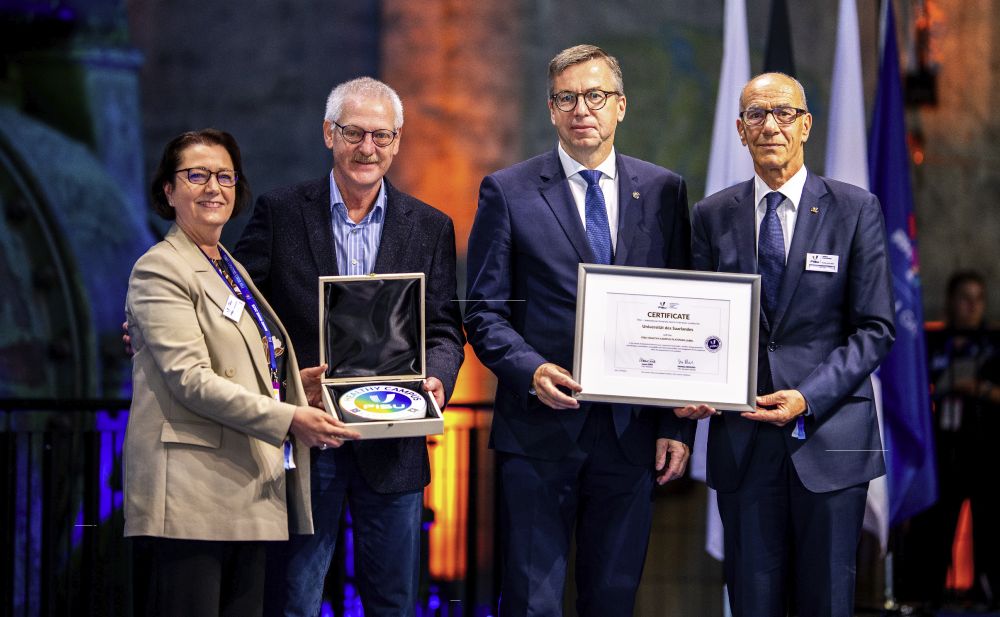 Universitätspräsident Ludger Santen und der Leiter des Hochschulsportzentrums Rolf Schlicher (2.v.li.) nahmen die Auszeichnung vergangene Woche bei der Eröffnung der World University Games aus den Händen des Präsidenten der FISU, Leonz Eder (re.), und der Vizepräsidentin Dr. Verena Burk (li.) entgegen.