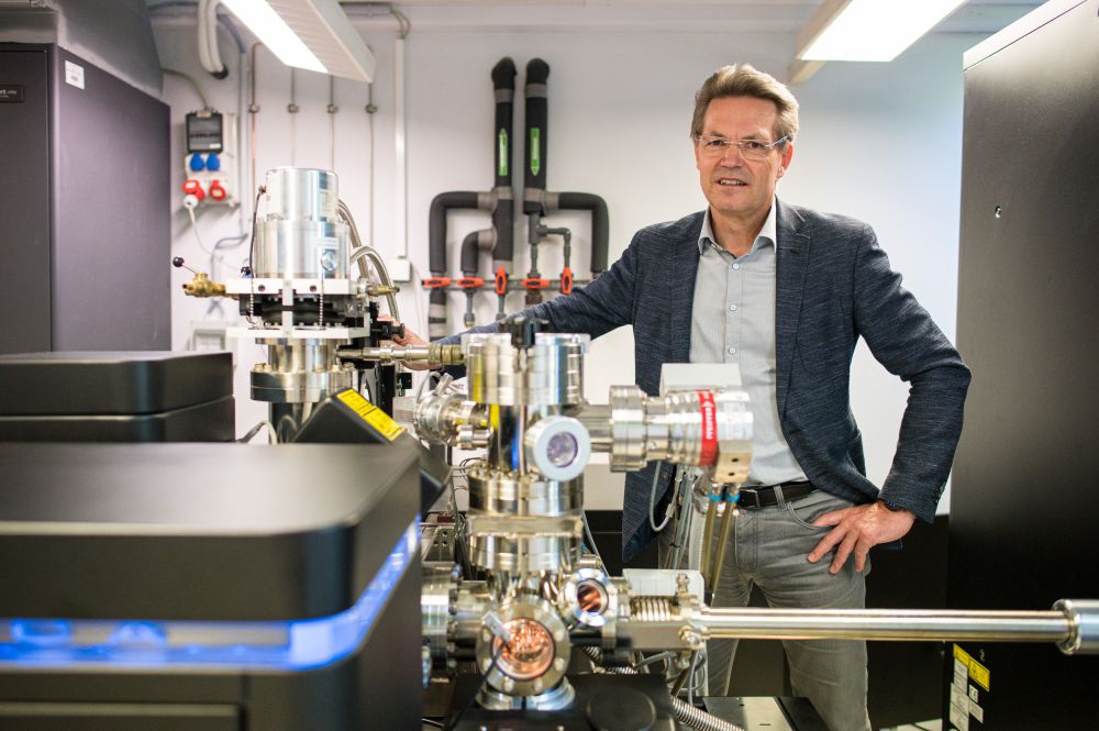 Professor Frank Mücklich steht neben der Atomsonden-Tomographie.