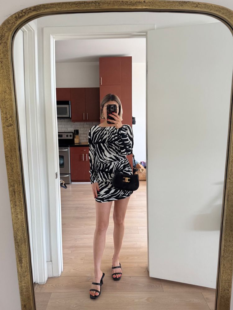 Rin posing in a mirror selfie 