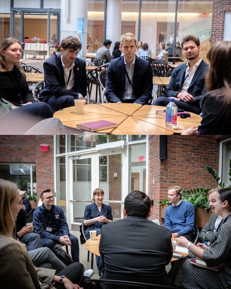 Und noch mehr Fotos von Studierenden die um runde Tische sitzen und Heidi Reichinnek zuhören. Im unteren Bild ist Heidi Reichinnek zu sehen, wie sie vor einer weißen Tür sitzt.
