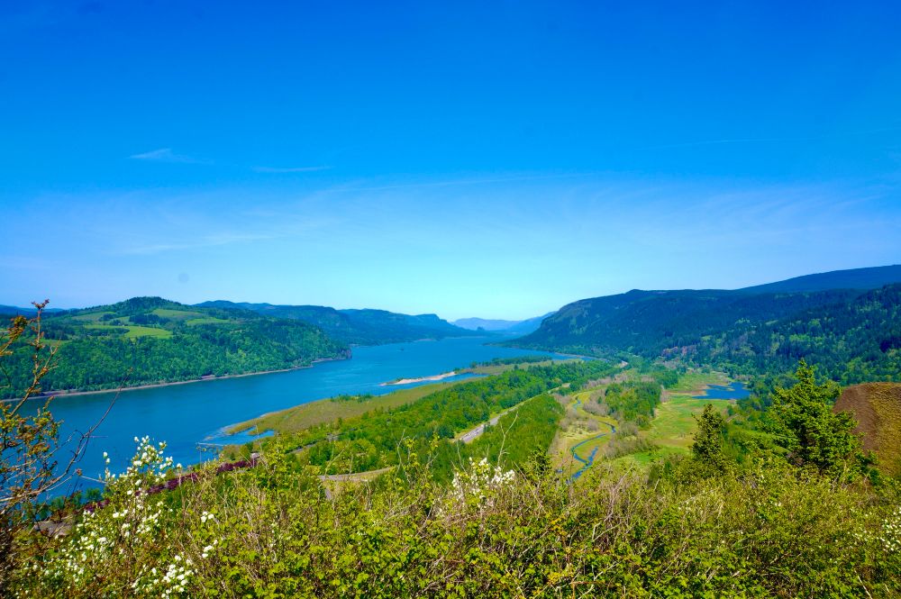 Photo of the Columbia River, looking east/upriver, taken from Crown Point, near Corbett, Oregon