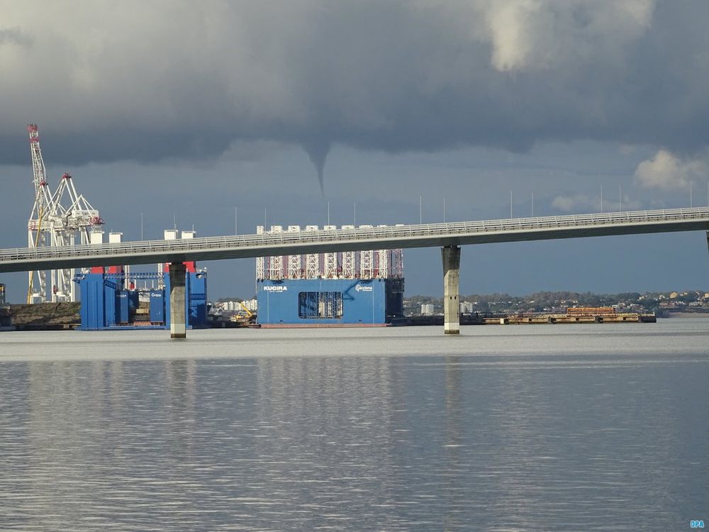 Nube embudo o tuba (no llegó a tocar la superficie marina y, por lo tanto, no se clasificó como tromba o manga marina) sobre la bahía de Cádiz.