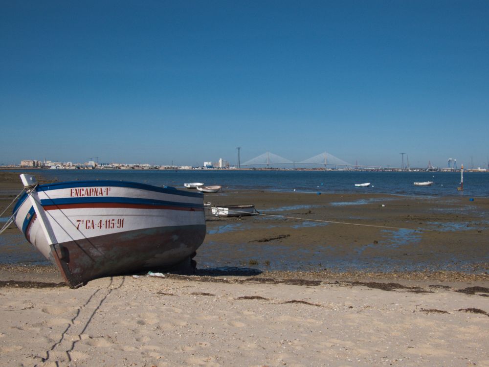 Vista de Cádiz y del puente de la Constitución de 1812 desde Santibáñez, en el istmo que une Cádiz con San Fernando.