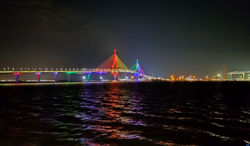 Puente de la Constitución de 1812, en Cádiz, iluminado anoche con motivo del Día Internacional del Orgullo LGBT.