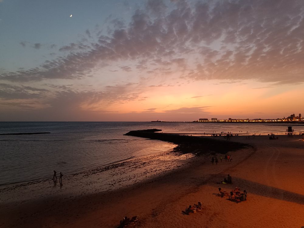 Crepúsculo vespertino de hoy desde la playa de Santa María del Mar, en Cádiz. Altocumulus con algunas virgas y Cirrus hacia el horizonte.