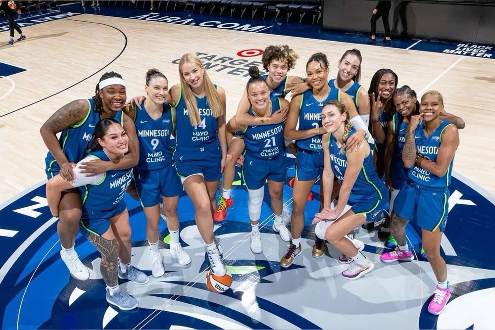 Picture of last year’s Minnesota Lynx roster
L-R:
Myisha Hines-Allen
Alissa Pili
Cecilia Zandalasini 
Dorka Juhász
Kayla McBride
Natisha Hiedeman
Napheesa Collier
Alanna Smith
Bridget Carleton
Diamond Miller
Olivia Époupa