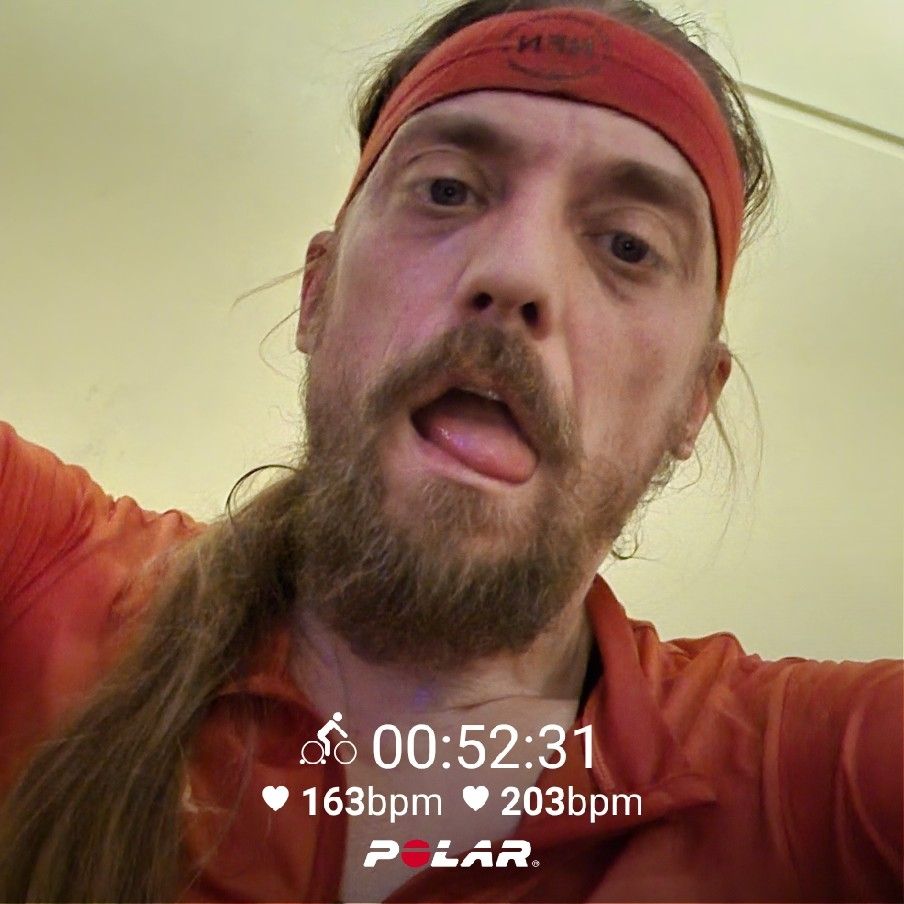 Selfie läkähtyneestä naamasta. Kuvassa polarin dataa aika 52:31, keskisyke 163 ja maksimi 203bpm.