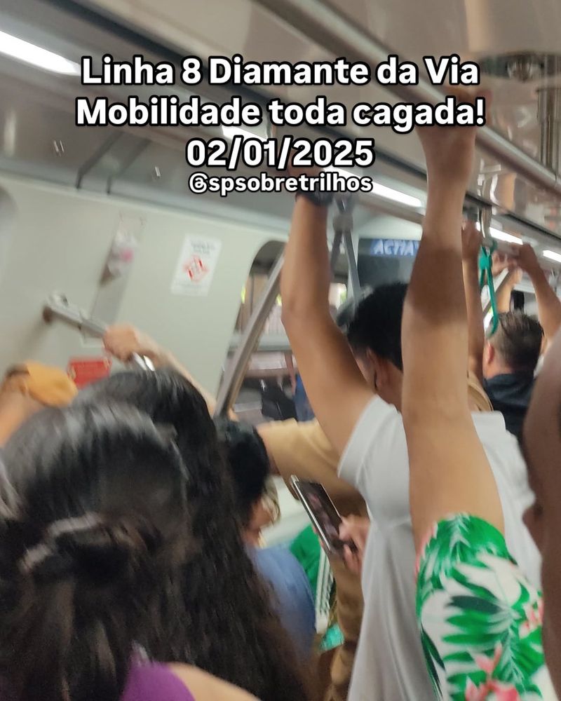 Foto, em cores, de um vagão de trem da linha 8 diamante lotado de passageiros. 
Legenda: Linha 8 diamante da Via Mobilidade toda cagada! 
02/01/2025