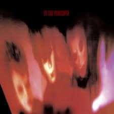 La pochette de l'album Pornography de The Cure. Elle montre les visages déformés des membres du groupe avec une sorte de filtre rouge.