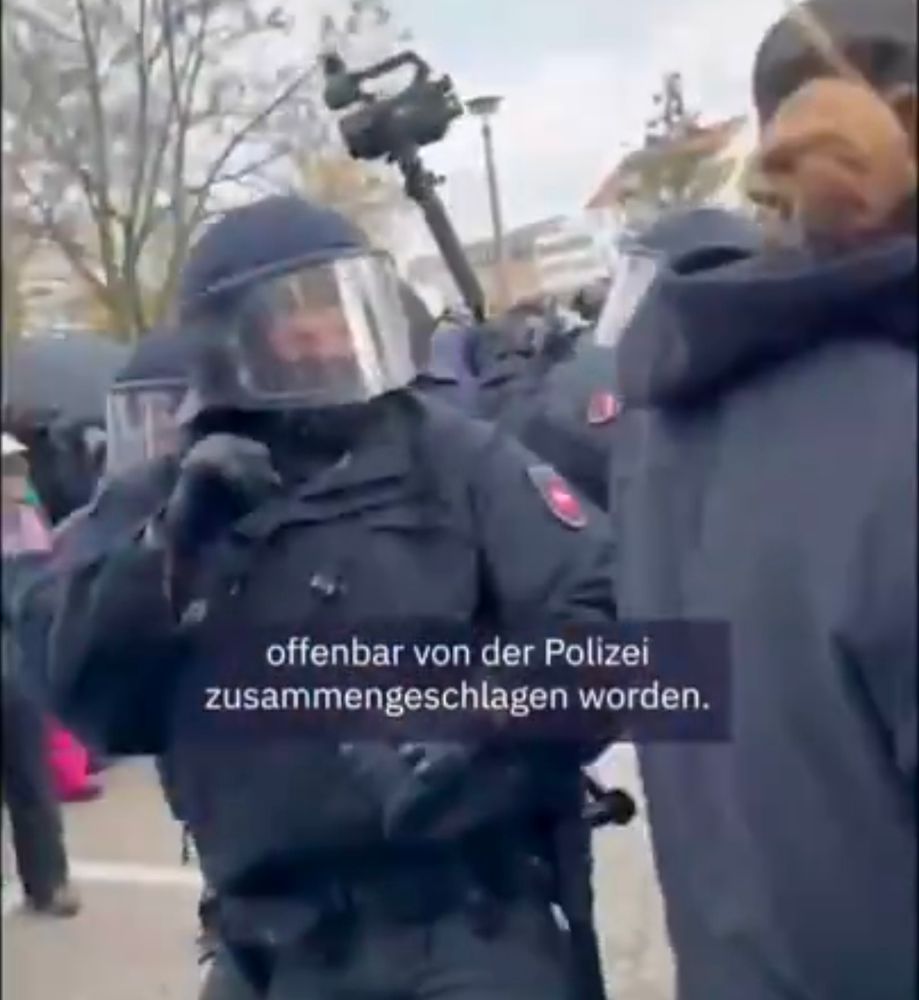 Ein niedersächsischer Polizist mit angewinkelten Schlagstock 