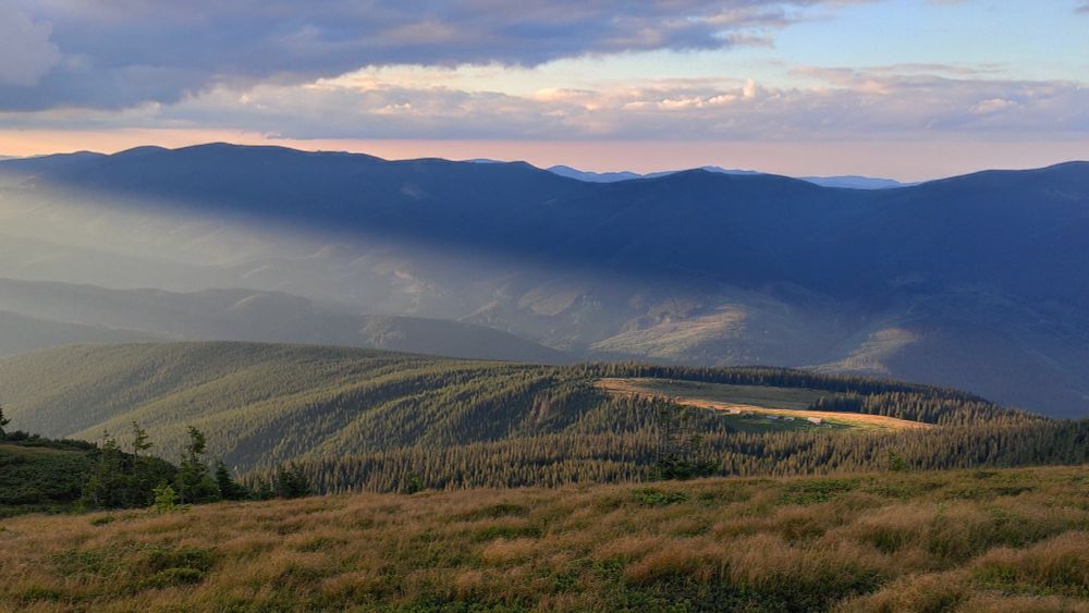 Захід сонця і промені на горі Великий Котел, Свидовець, Карпати 