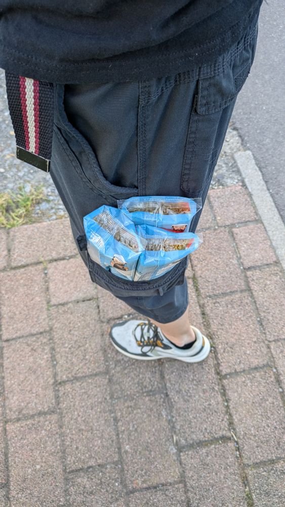 3 Packungen Spaghetti in eine Hosentasche gestopft