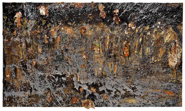 Painting with thick dark impasto oils, the painting also uses different materials including string lead and shellac. The colours are dark browns, greys, hints of orange and tan brown. On first look it appears abstract but closer looking shows shadowy figures.
 
Anselm Kiefer (b. 1945) Wer jetzt kein Haus hat (Whoever has no House now) , 2023 Emulsion, acrylic, oil, shellac, lead, string and chalk on canvas, 190 x 330 cm Collection of the artist. Courtesy of White Cube. © Anselm Kiefer. Photo: Georges Poncet. 