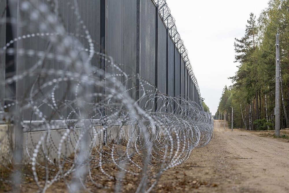 Poland-Belarus border fence, wiki commons: https://commons.wikimedia.org/wiki/File:Poland_Belarus_border_barrier_2023.jpg