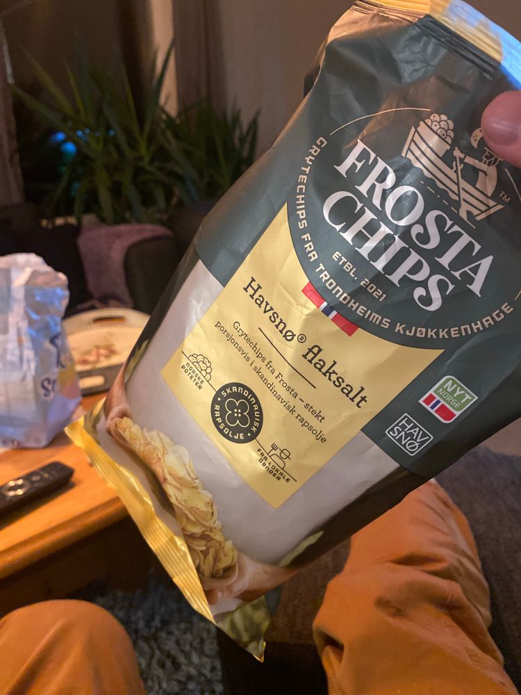 Tom pose med Frostachips som jeg hadde med meg hjem til modern