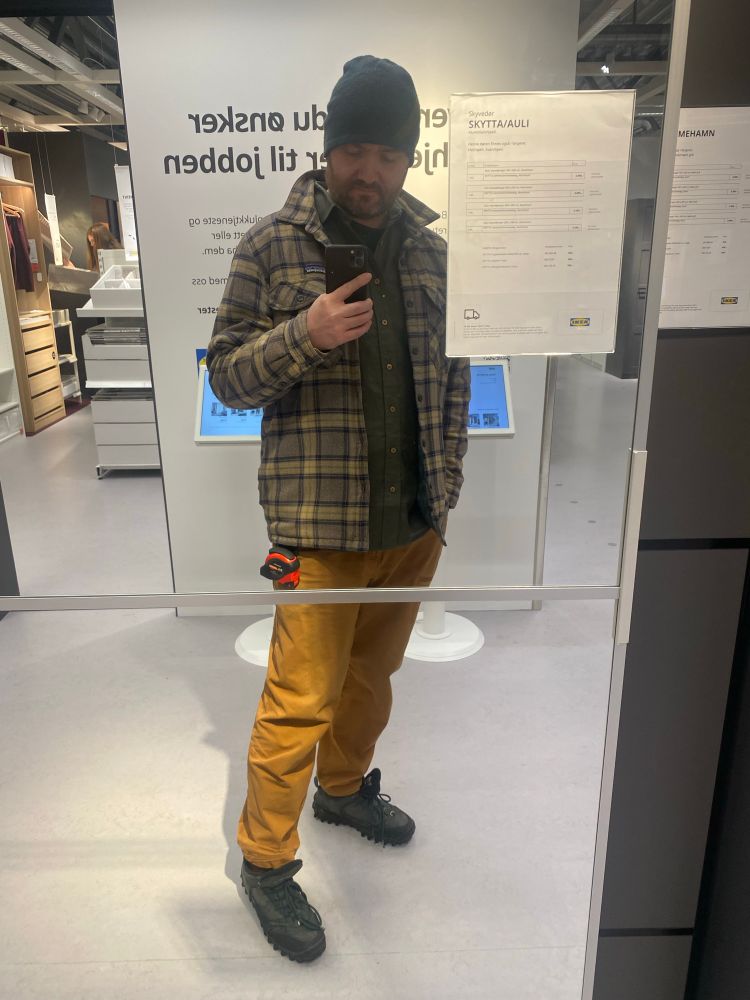 Meg som skal handle meg noe så karslig som en blomsterpidestall på Ikea