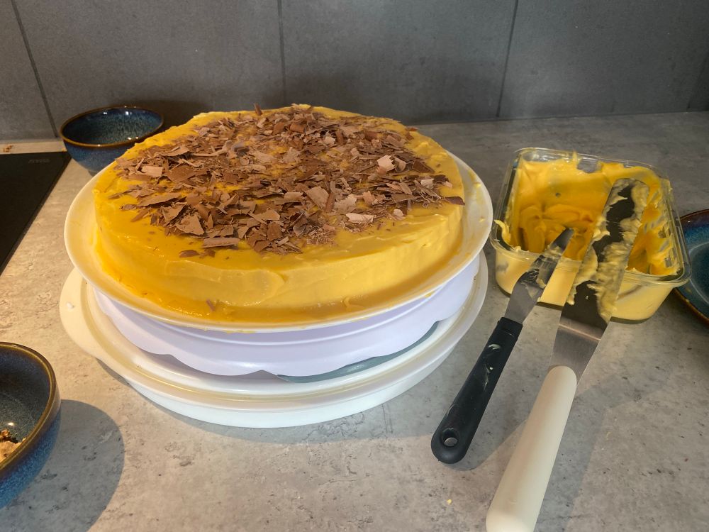 Sitronsuksessterte med sjokolade på toppen