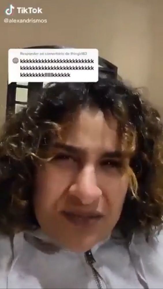 Frame do vídeo da Alexandrismos em que ela fala "assunto sério"