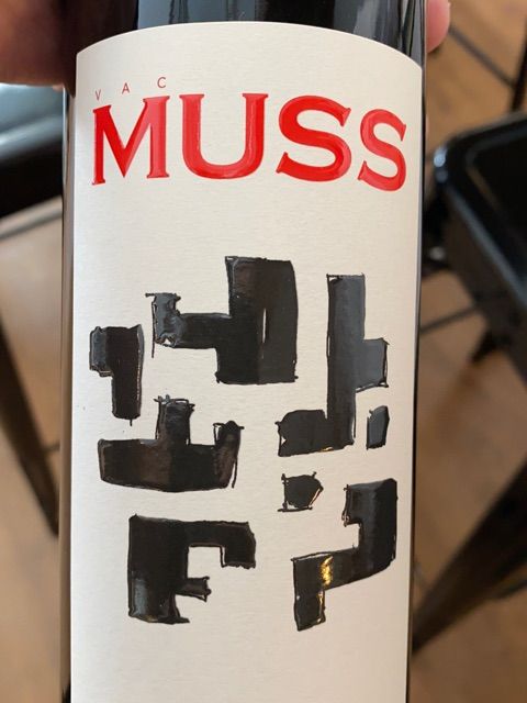 Wine label for Muss Madrid Tinto by Licinia. Spanish Red from Madrid, Spain. Tempranillo, Cabernet Sauvignon, Shiraz, Syrah, Merlot.