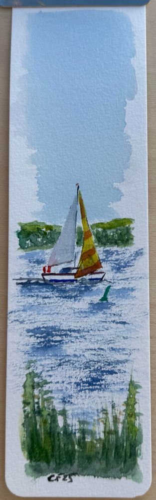 Lesezeichen Aquarell:
Ein Segelboot mit weißem Groß- und orangem Vorsegel auf der Schlei. Eine grüne Tonne ist angedeutet und Schilf im Vordergrund.