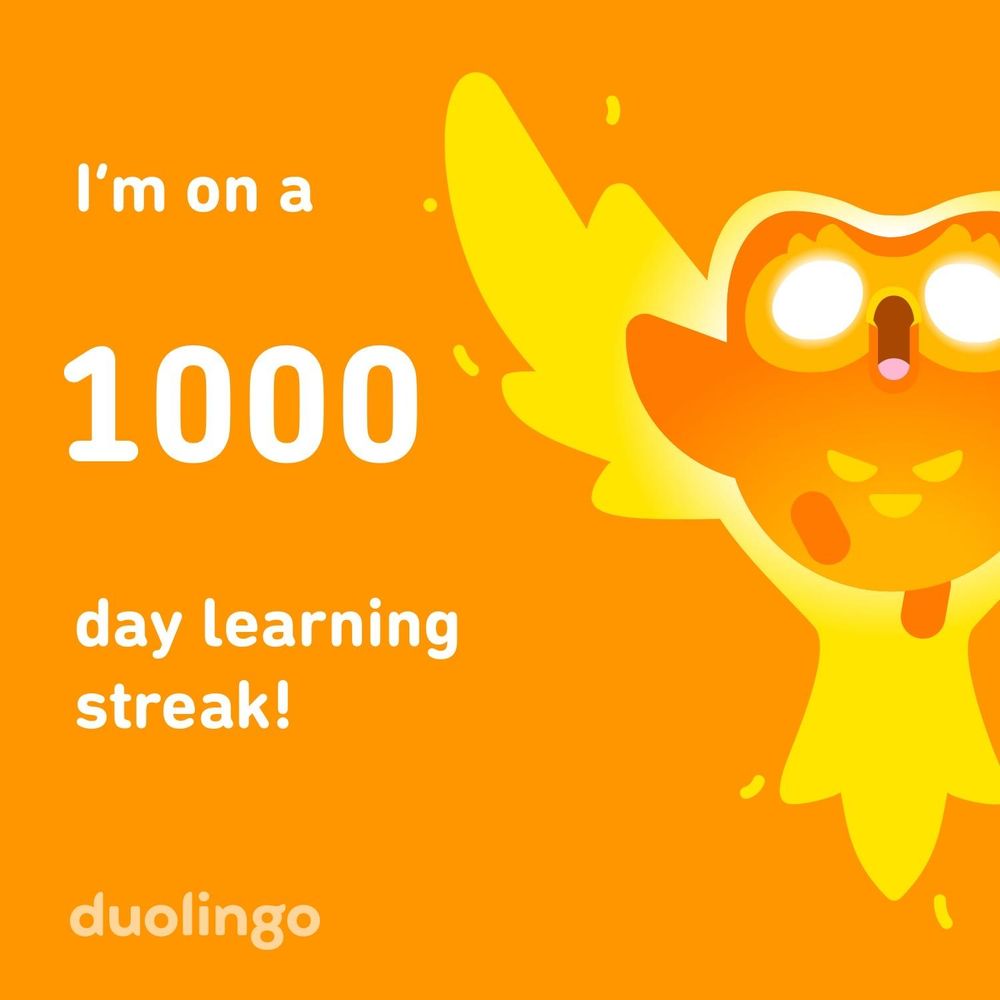 Das Bild zeigt eine farbenfrohe Grafik mit einem leuchtend orangefarbenen Hintergrund. Es zeigt den Text "Ich bin auf einer 1000-Tage-Lernserie!" Neben einem fröhlichen, animierten Eulencharakter, der mit der Duolingo-Sprachlern-App verbunden ist. Unten steht der Schriftzug Duolingo.