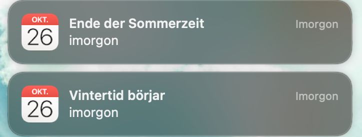 Screenshot of two macOS Calendar notifications, both showing events from ”okt. 26”, ”imorgon”: one says „Ende der Sommerzeit“ and the other says ”Vintertid börjar”. The tiny part of the desktop background visible in the screenshot is a blue, cloudy sky with a faint green tinge.