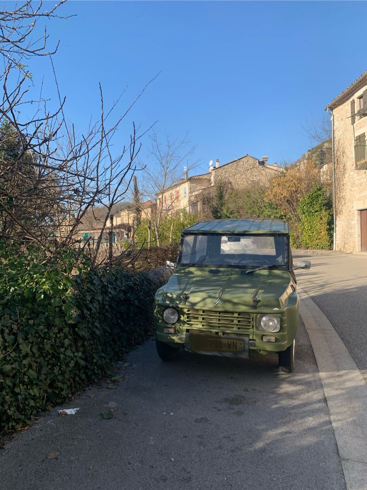 Pas vraiment à St Tropez. Lors d’une balade dans les petites rues de Vogüé (Ardèche), je tombe nez à capot sur la superbe Méhari du maréchal des logis-chef Cruchot, (Louis de Funès) le gendarme de St Tropez.
