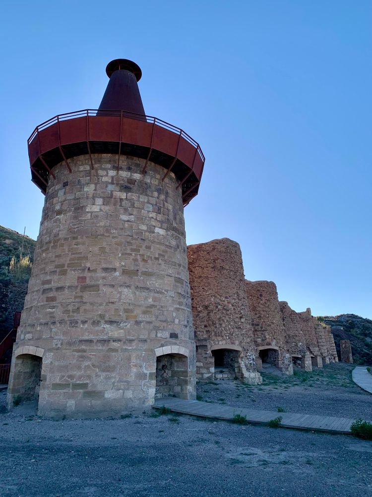 Alignement de 8 fours de calcination du minerai de fer.

https://www.andaluciamia.com/lucainena-de-la-torres-que-voir-et-visiter-et-faire/