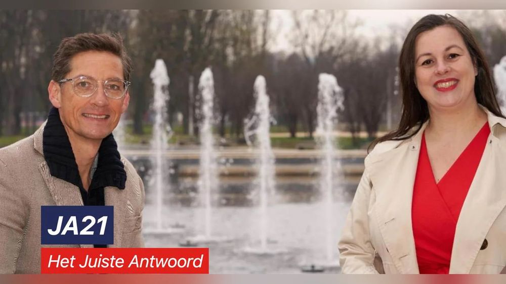 Nederland vrolijk kopje onder met JA21 (Joost en Annabel) voor vijver met fontijnen op foto