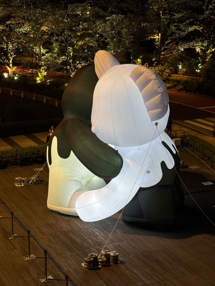 “You Are Not Alone 2018” by artist Jibin Im. Image shows very large embracing inflatable bears. They are half black, half white, and the reverse of each other. They are illuminated from within. Located at Tokyo Midtown Plaza, Rippongi. 