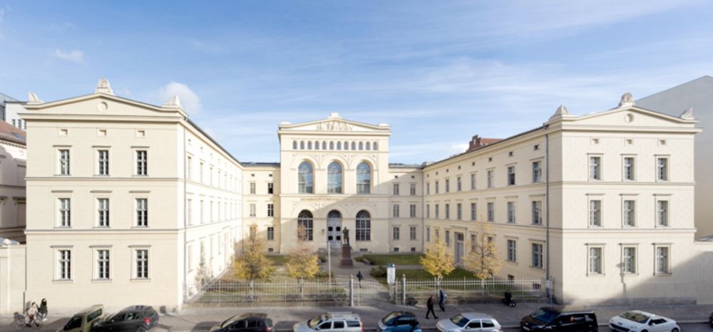 Foto of the Berlin School of Mind and Brain on a sunny day.