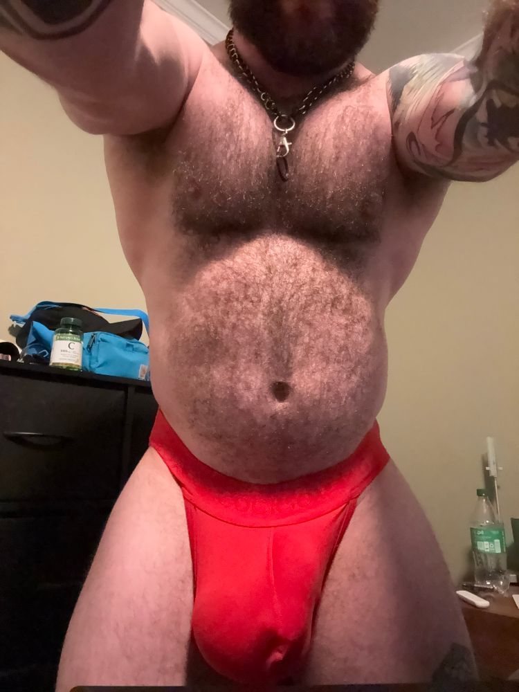 The trick to showing off your lats is to:
1. Zombie arms.
2. Be 5’5, 190
3. Have a heavy ball weight your torso is lifting